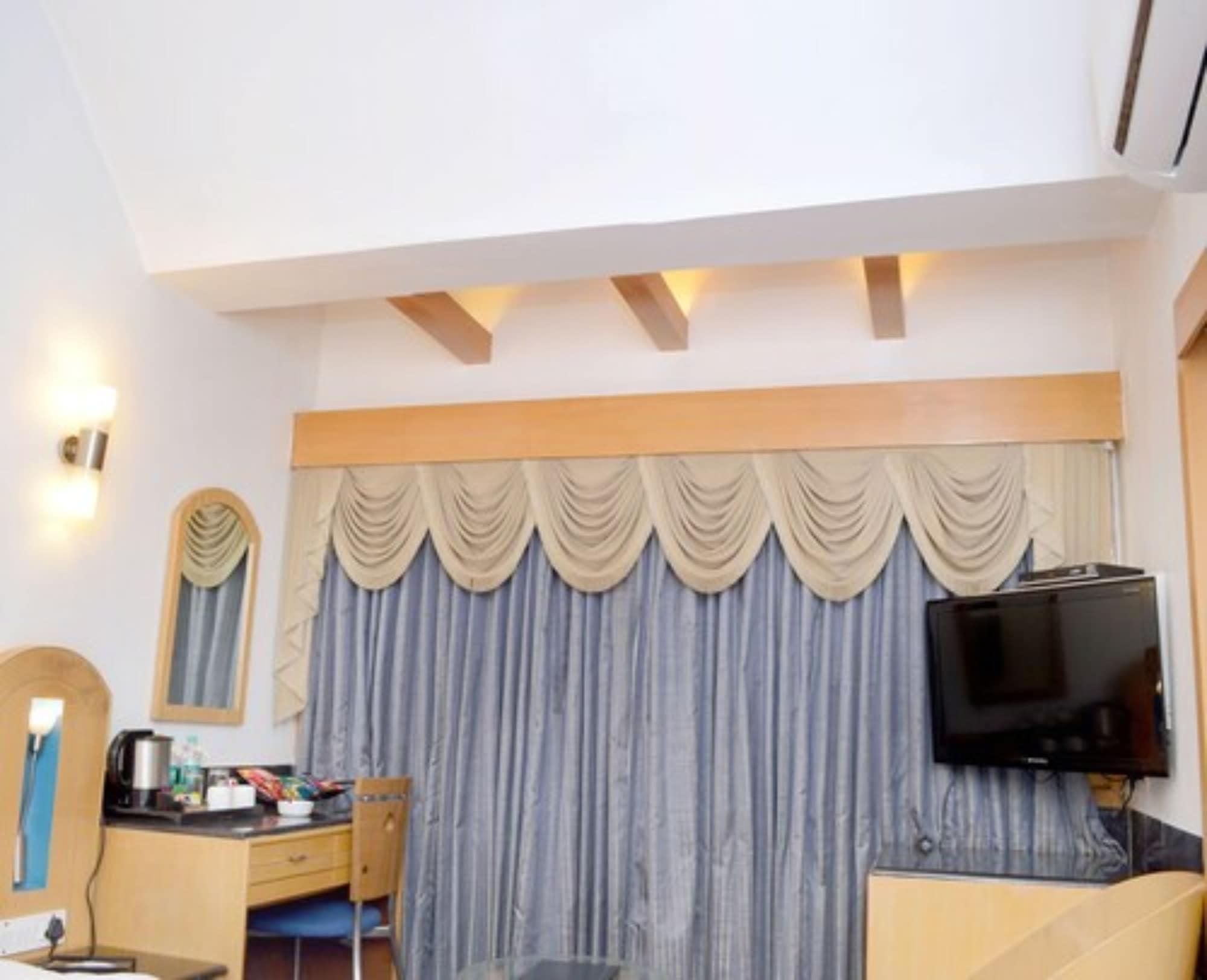 Ramee Guestline Hotel Khar Mumbai Exterior photo
