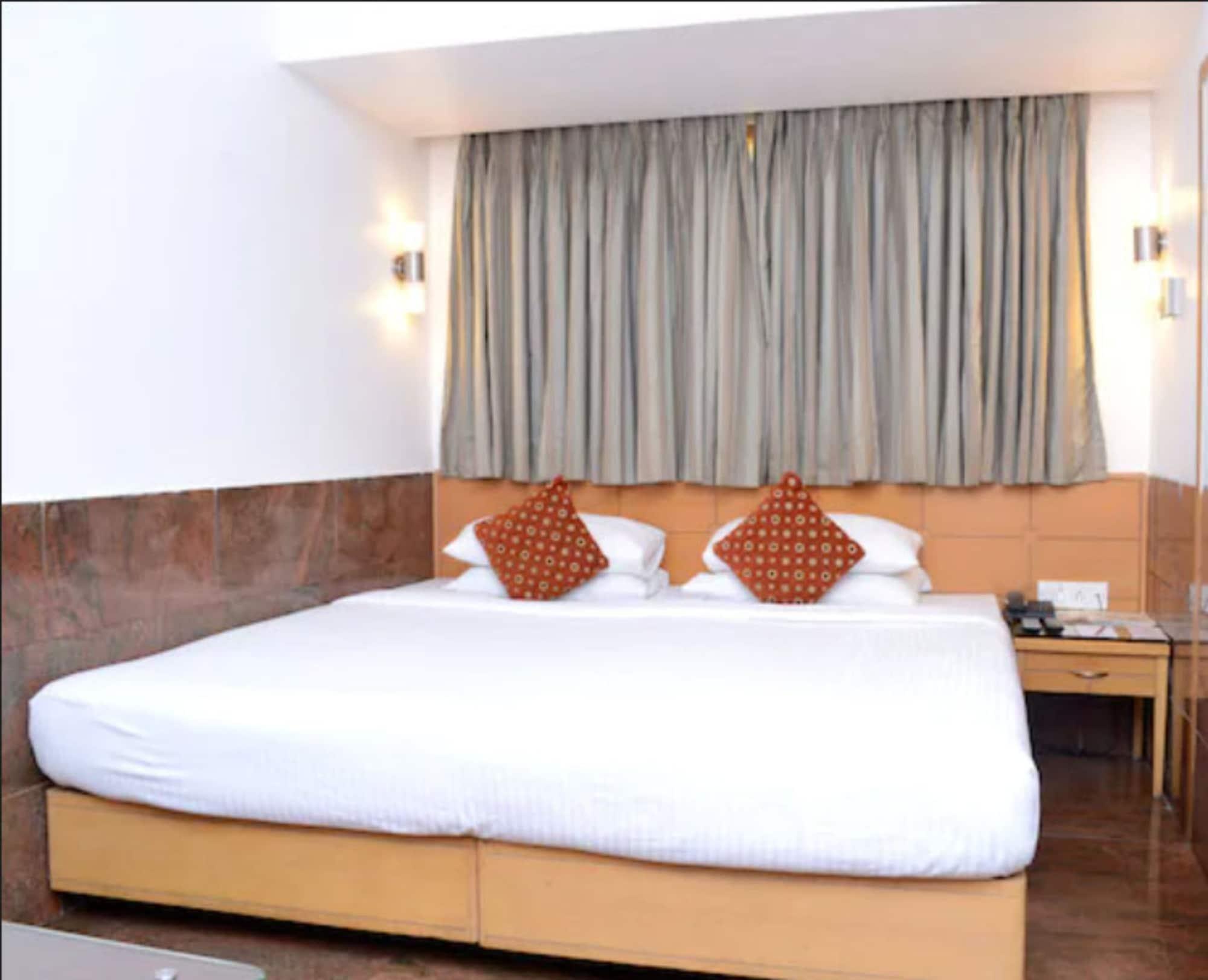 Ramee Guestline Hotel Khar Mumbai Exterior photo