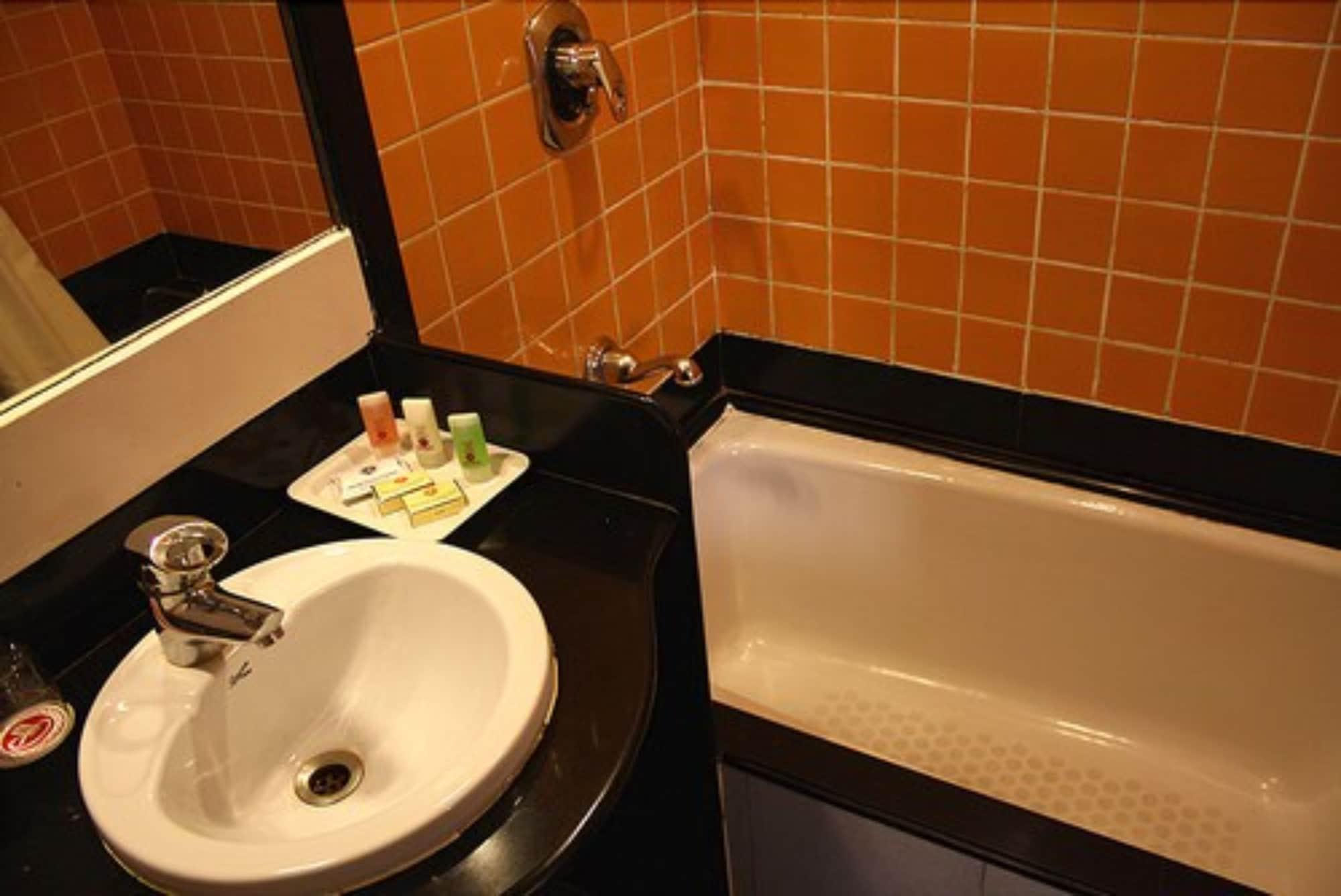 Ramee Guestline Hotel Khar Mumbai Exterior photo