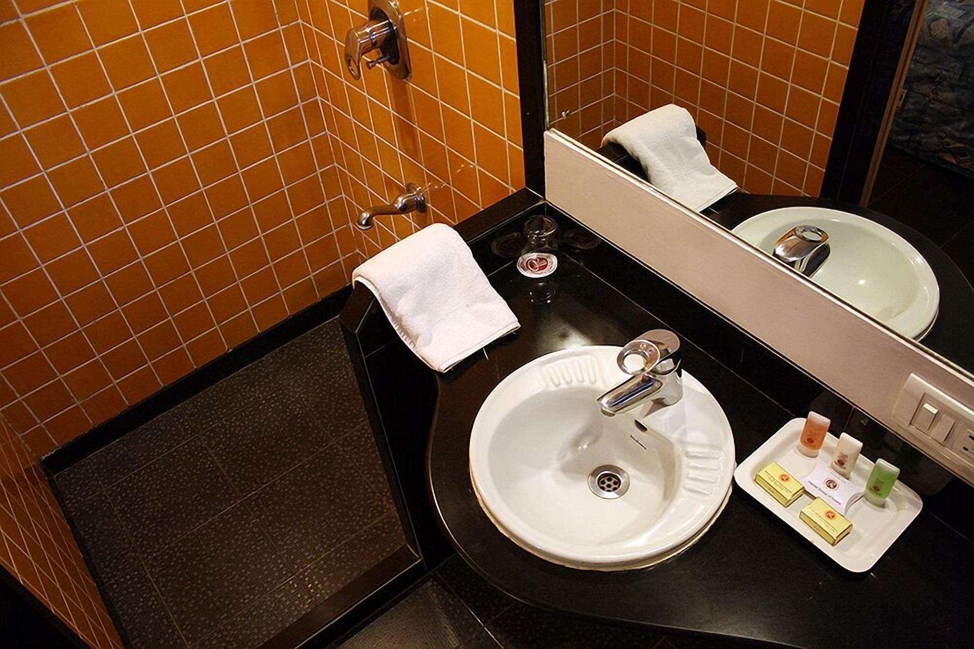 Ramee Guestline Hotel Khar Mumbai Exterior photo