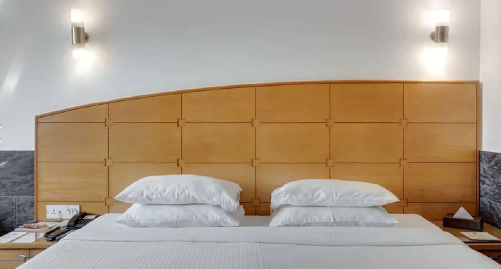 Ramee Guestline Hotel Khar Mumbai Exterior photo
