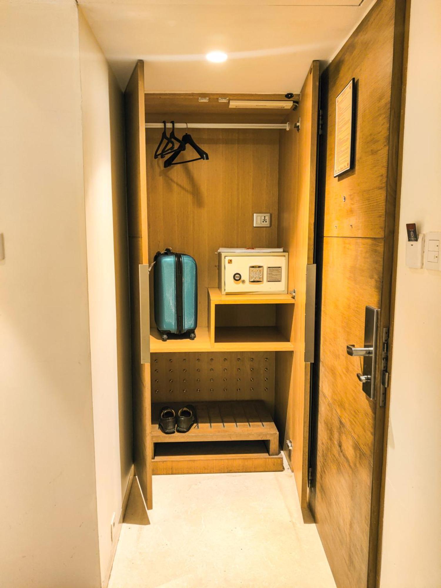Ramee Guestline Hotel Khar Mumbai Exterior photo