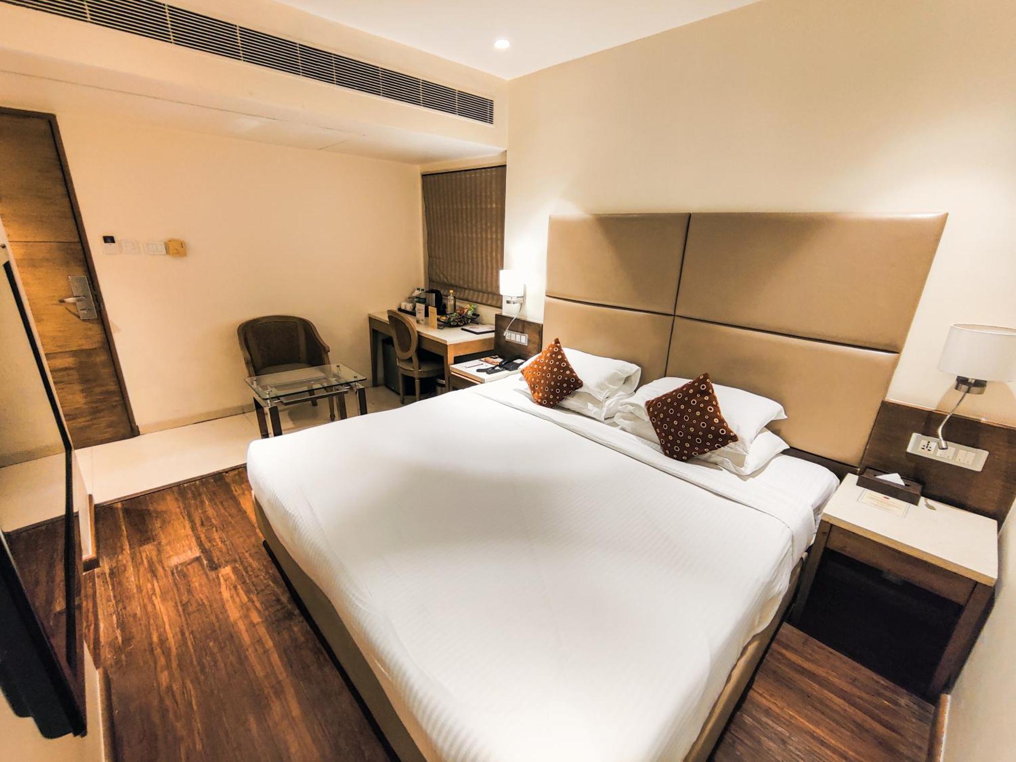 Ramee Guestline Hotel Khar Mumbai Exterior photo