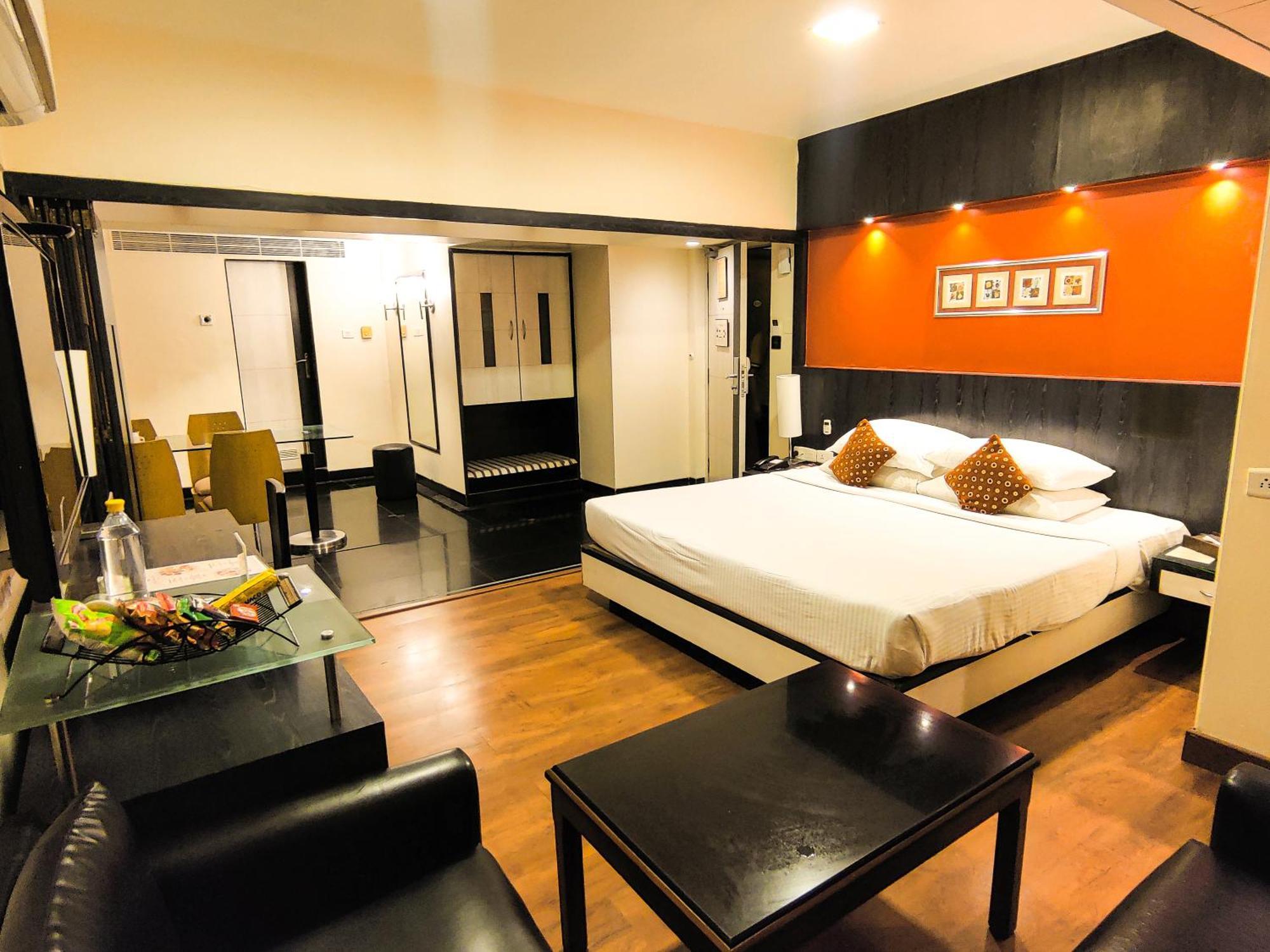 Ramee Guestline Hotel Khar Mumbai Exterior photo