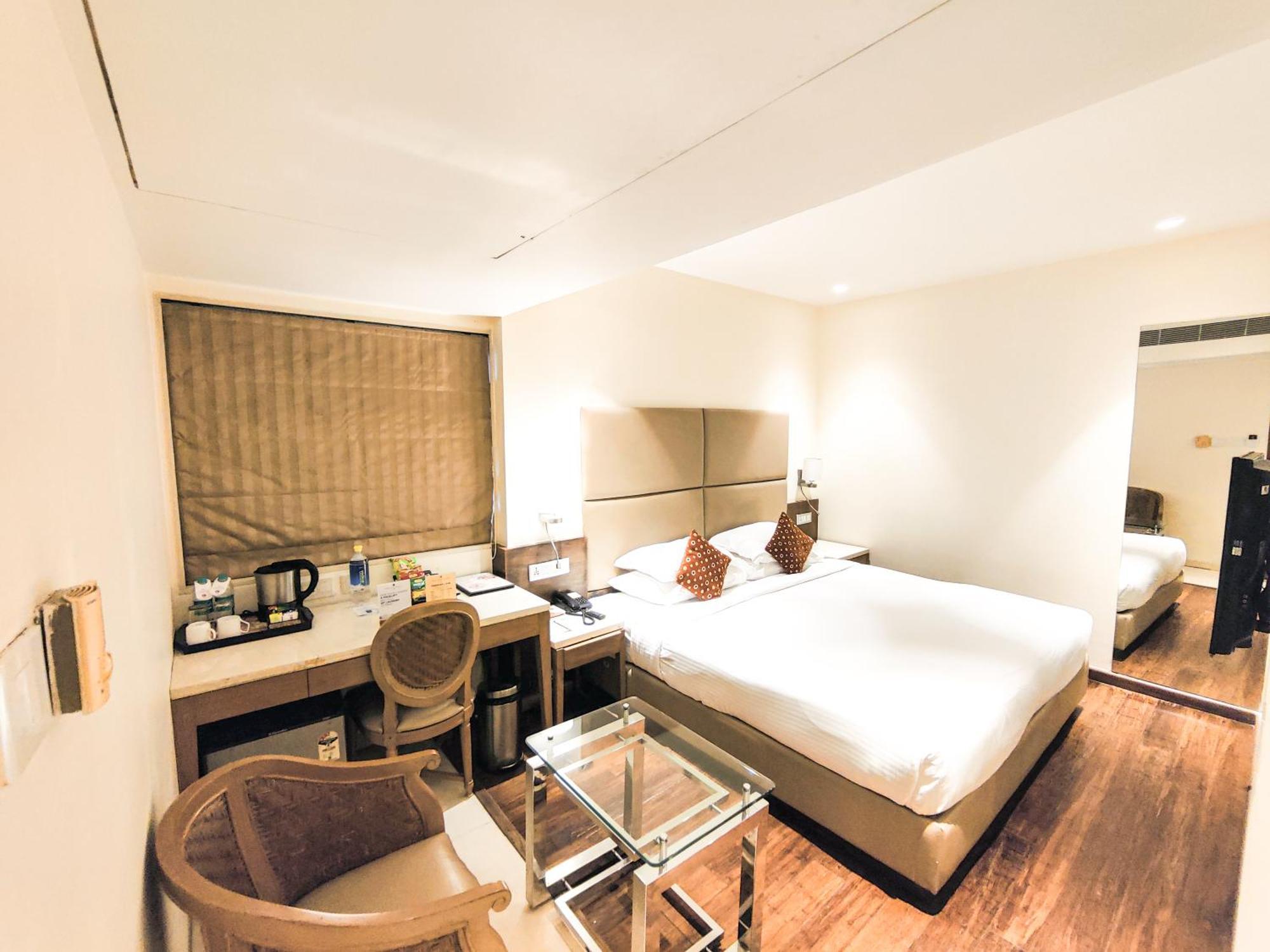 Ramee Guestline Hotel Khar Mumbai Exterior photo