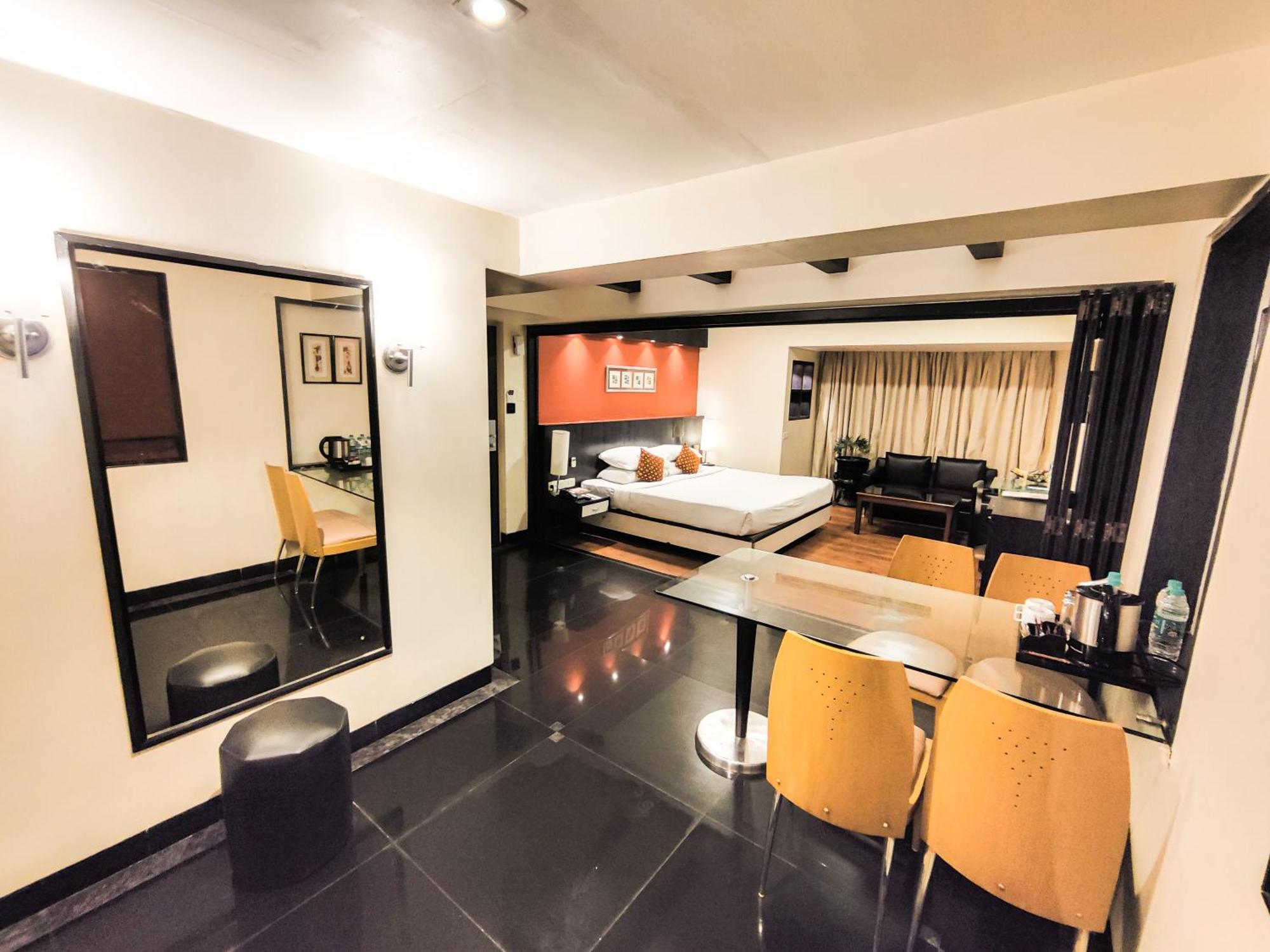 Ramee Guestline Hotel Khar Mumbai Exterior photo