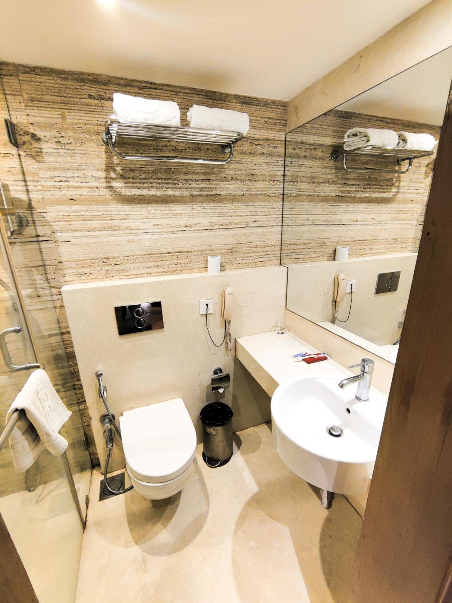 Ramee Guestline Hotel Khar Mumbai Exterior photo