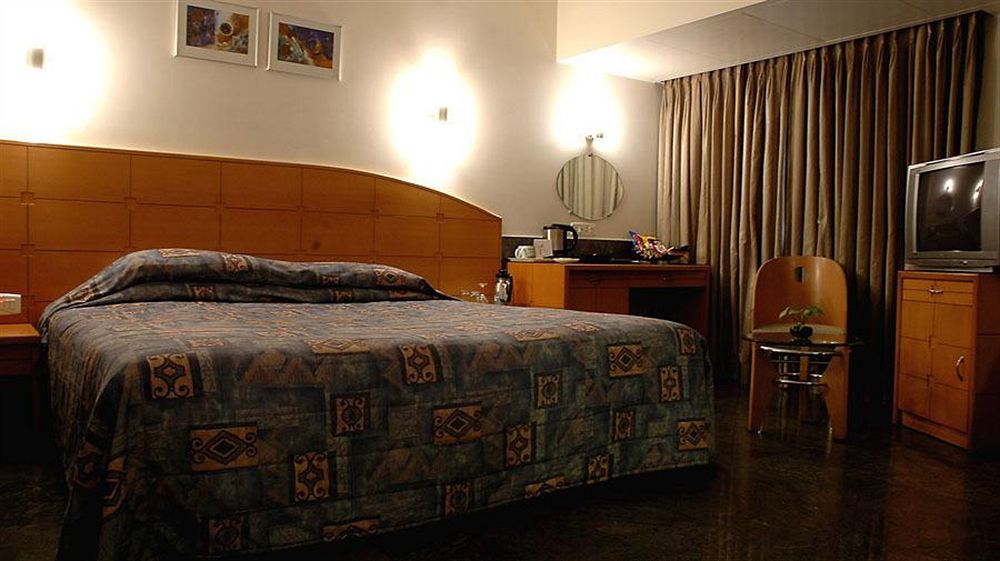 Ramee Guestline Hotel Khar Mumbai Exterior photo